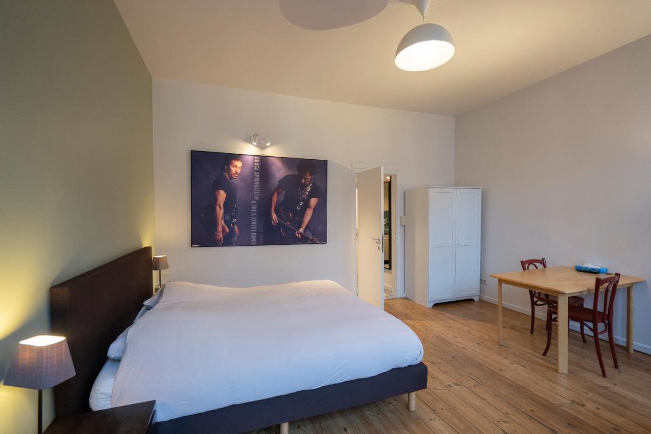 Because The Night City Lodge Antwerpen Exteriör bild