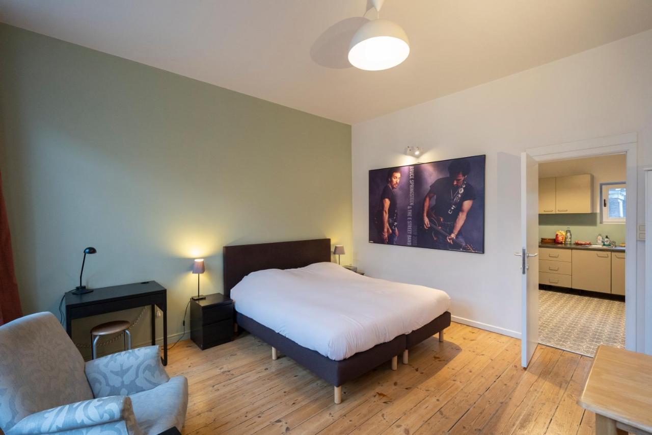 Because The Night City Lodge Antwerpen Exteriör bild