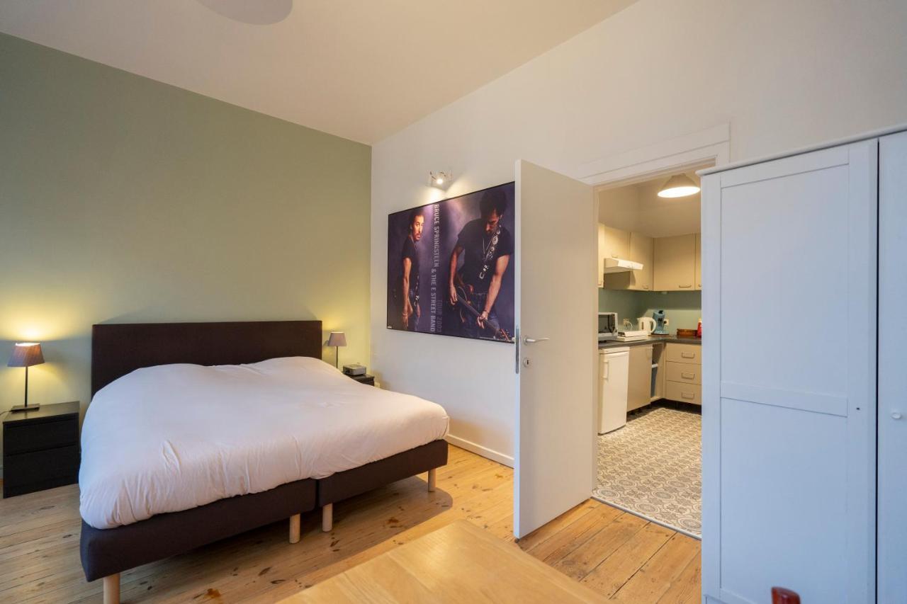 Because The Night City Lodge Antwerpen Exteriör bild