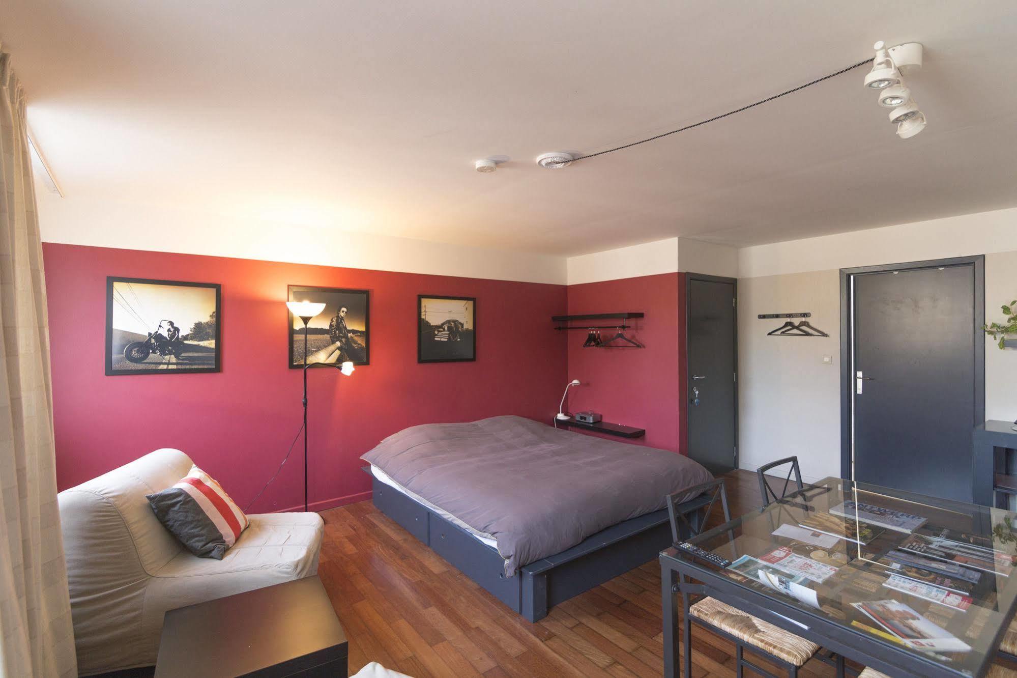 Because The Night City Lodge Antwerpen Exteriör bild