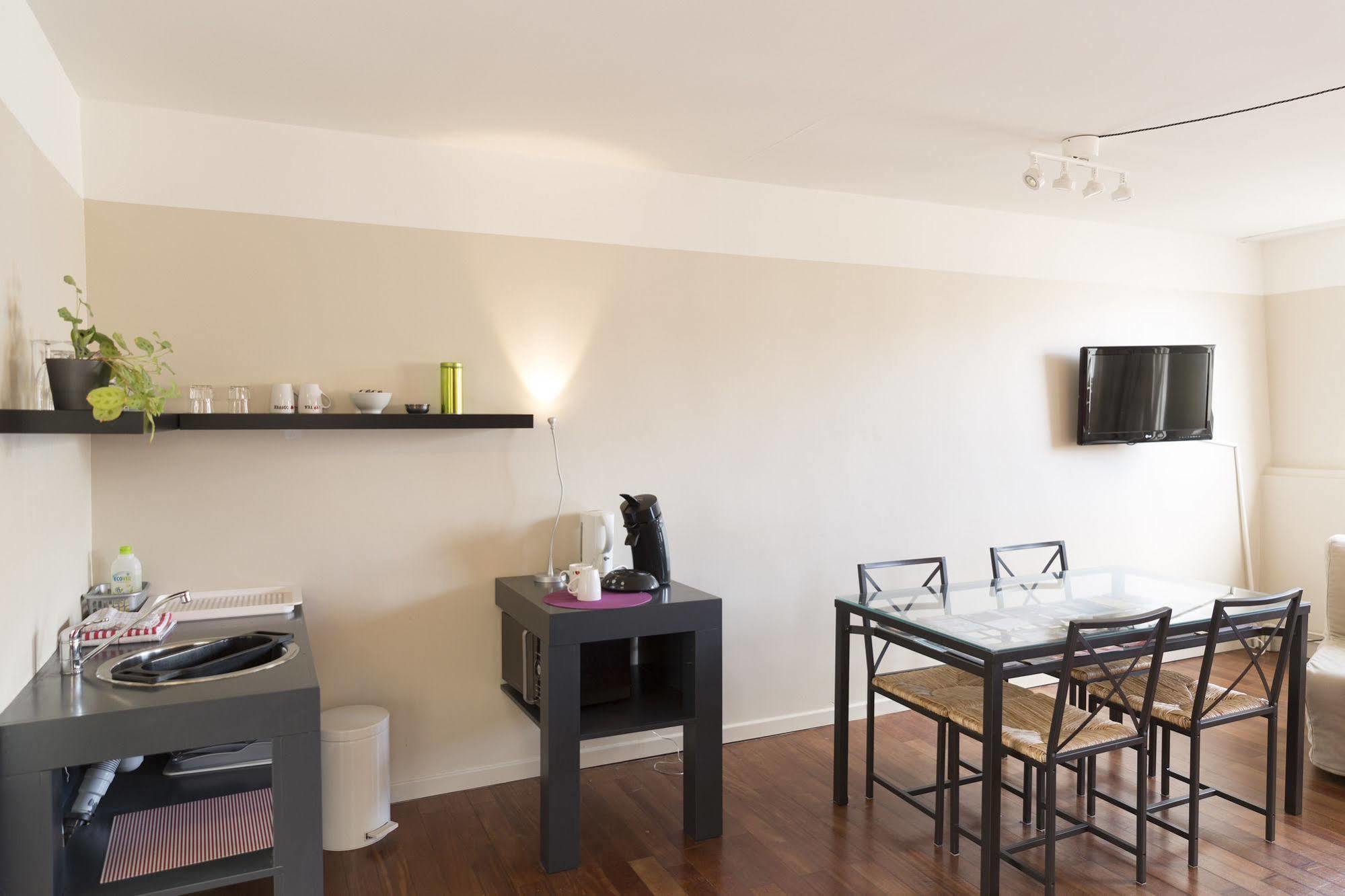 Because The Night City Lodge Antwerpen Exteriör bild